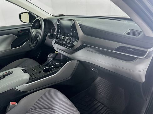 Used 2022 Toyota Highlander LE image 30
