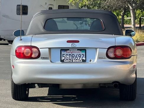 Used 2003 MAZDA MX-5 Miata RWD image 5