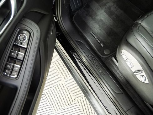 New 2026 Porsche Macan AWD/4WD image 8