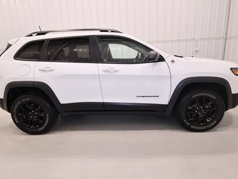 Used 2019 Jeep Cherokee Trailhawk w/ Cold Weather Group AWD/4WD image 2
