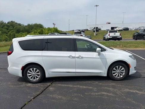 Used 2019 Chrysler Pacifica Touring-L FWD image 10