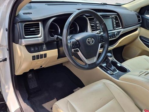 Used 2019 Toyota Highlander XLE AWD/4WD image 3