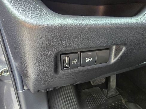 Used 2021 Toyota RAV4 LE AWD/4WD image 19