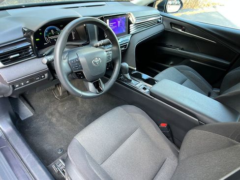 Used 2025 Toyota Camry LE w/ Convenience Package image 10