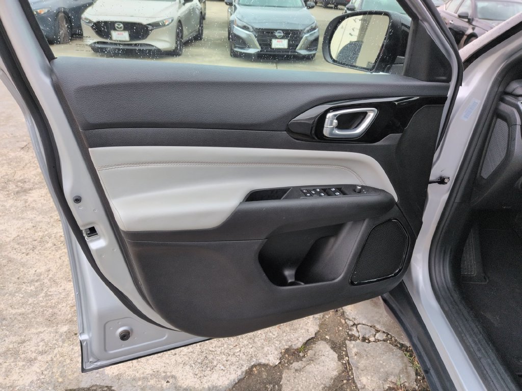 Used 2025 Jeep Compass Limited AWD/4WD image 11