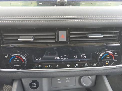 Used 2025 Nissan Rogue SL image 4