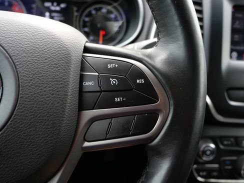 Used 2019 Jeep Cherokee Latitude Plus w/ Cold Weather Group FWD image 18