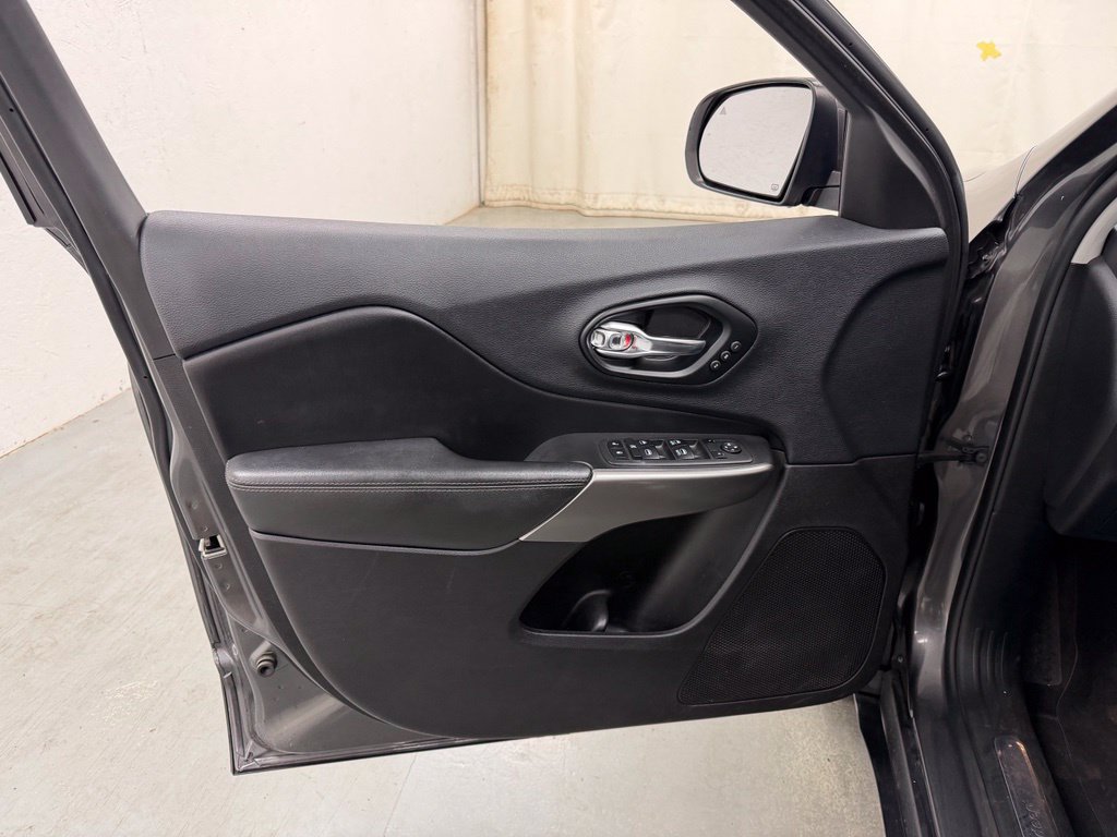 Used 2019 Jeep Cherokee Limited AWD/4WD image 17