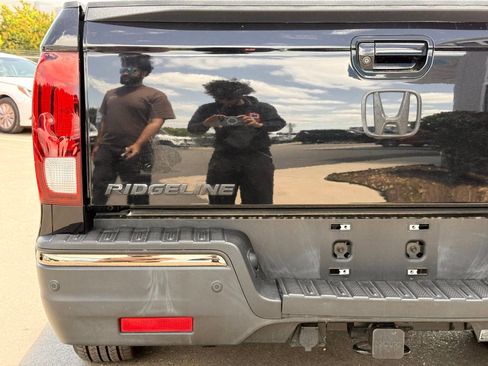 Used 2017 Honda Ridgeline Black Edition image 11
