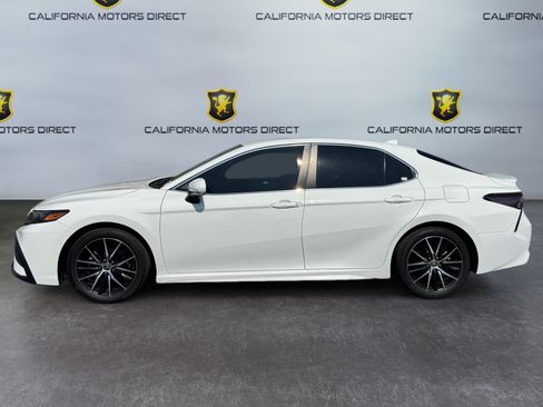 Used 2022 Toyota Camry SE FWD image 2