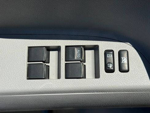 Used 2012 Toyota Highlander Limited w/ Tow Pkg FWD image 14