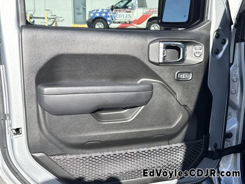 Used 2023 Jeep Gladiator Willys image 12