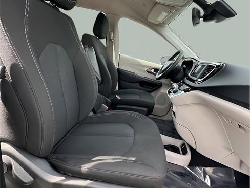 Used 2023 Chrysler Voyager LX image 19