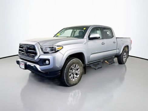 Used 2017 Toyota Tacoma SR5 w/ Tow Package AWD/4WD image 2