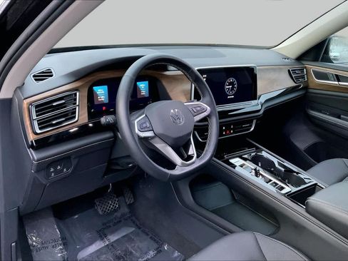 Used 2025 Volkswagen Atlas SE FWD image 15