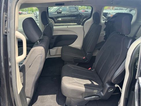 Used 2018 Chrysler Pacifica Touring Plus w/ Tire & Wheel Group FWD image 27