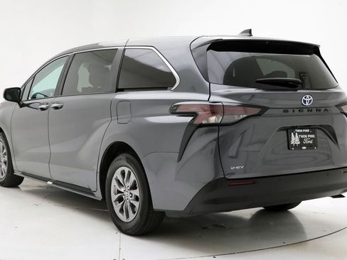 Used 2025 Toyota Sienna XLE FWD image 6