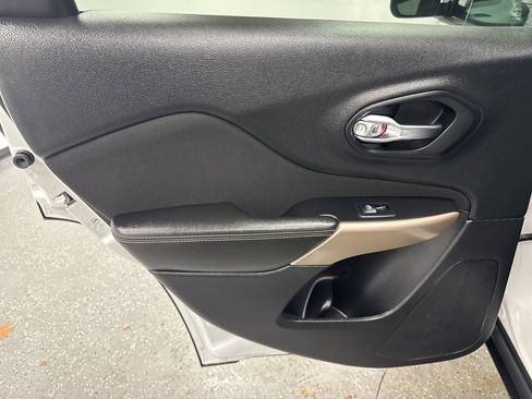 Used 2018 Jeep Cherokee Sport image 20