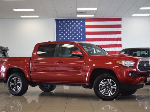 Used 2018 Toyota Tacoma TRD Sport w/ Technology Package image 1
