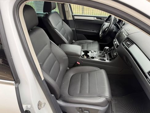 Used 2016 Volkswagen Touareg VR6 image 17