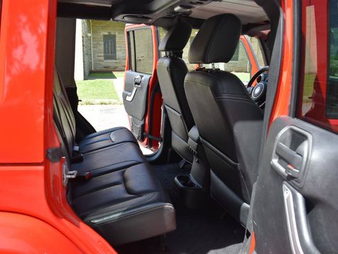 Used 2014 Jeep Wrangler Unlimited Rubicon w/ Connectivity Group AWD/4WD image 23