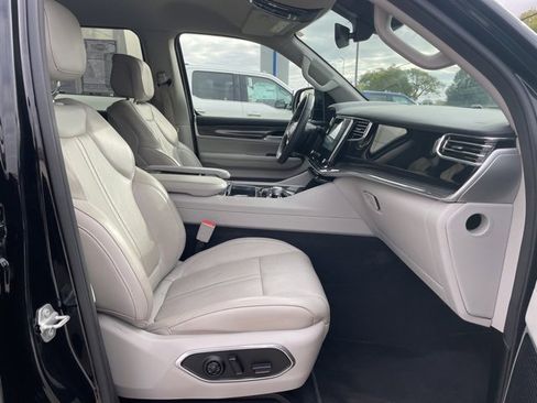 Used 2022 Jeep Wagoneer Series III w/ Flexible Seating Group image 16