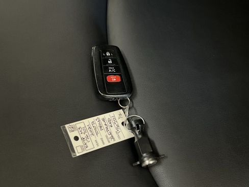 Used 2021 Toyota Prius Prime XLE w/ Carpet Mat Package (TMS) FWD image 38