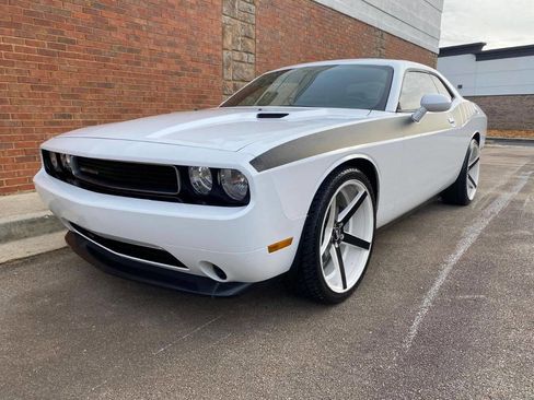 Used 2012 Dodge Challenger SXT image 1
