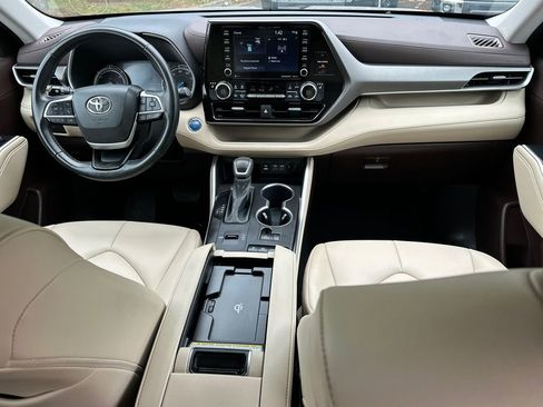 Used 2022 Toyota Highlander XLE AWD/4WD image 17