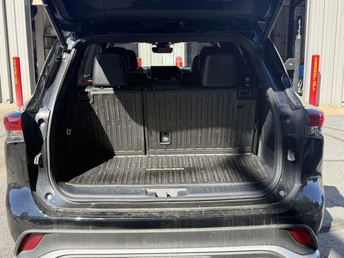Used 2023 Toyota Highlander XSE AWD/4WD image 11