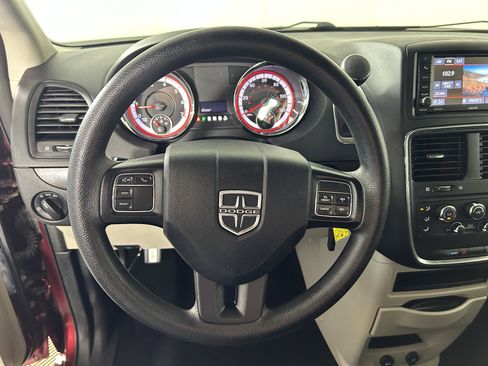 Used 2020 Dodge Grand Caravan SE w/ UConnect Hands-Free Group FWD image 13