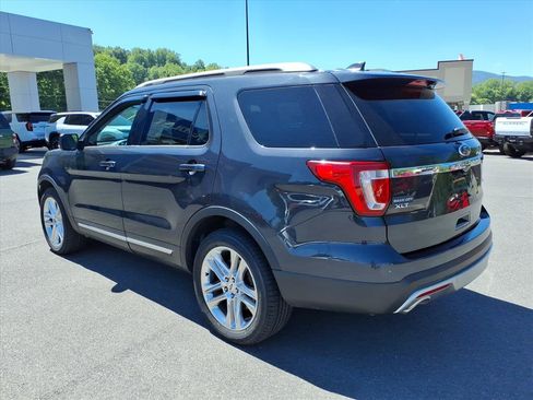 Used 2017 Ford Explorer XLT w/ Equipment Group 202A AWD/4WD image 3
