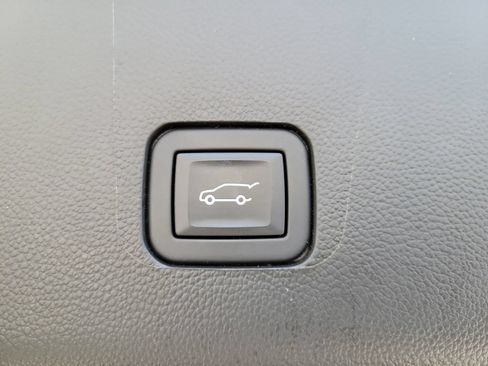 Used 2023 Chevrolet Traverse LT FWD image 9