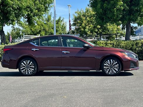 Certified 2024 Nissan Altima 2.5 SV FWD image 3