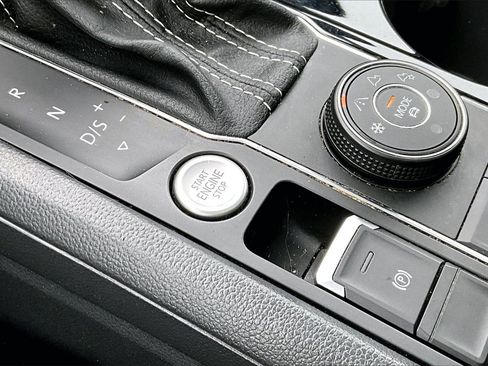 Used 2022 Volkswagen Atlas Cross Sport SE image 27