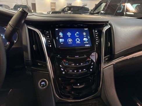 Used 2017 Cadillac Escalade ESV Platinum image 40
