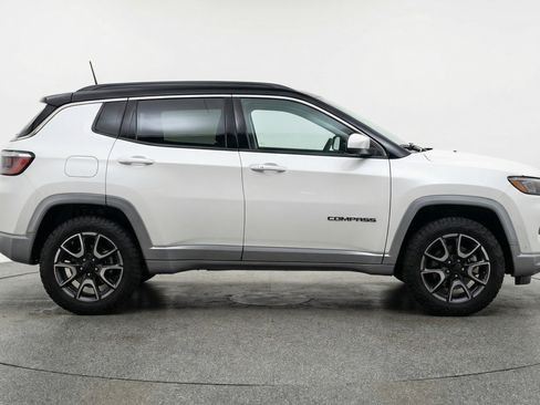 Used 2025 Jeep Compass Trailhawk image 11