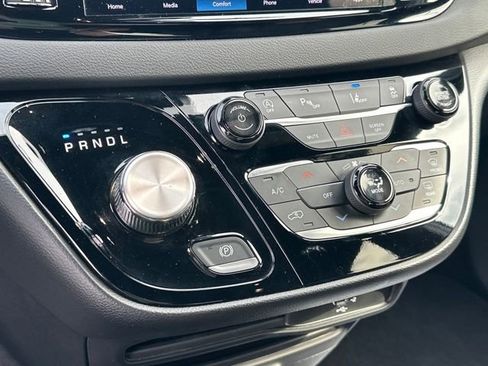 Used 2026 Chrysler Pacifica Select image 20