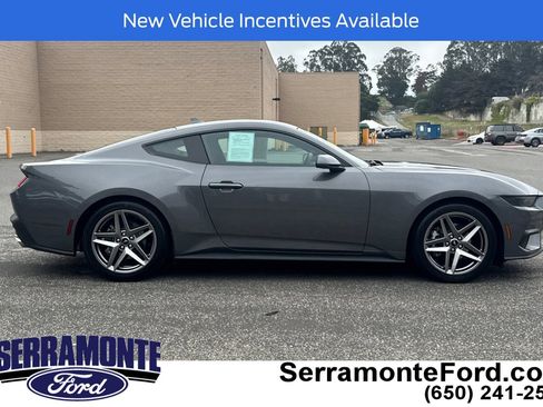 Used 2025 Ford Mustang Coupe RWD image 3