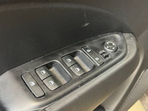 Used 2025 Hyundai Venue Limited FWD image 9