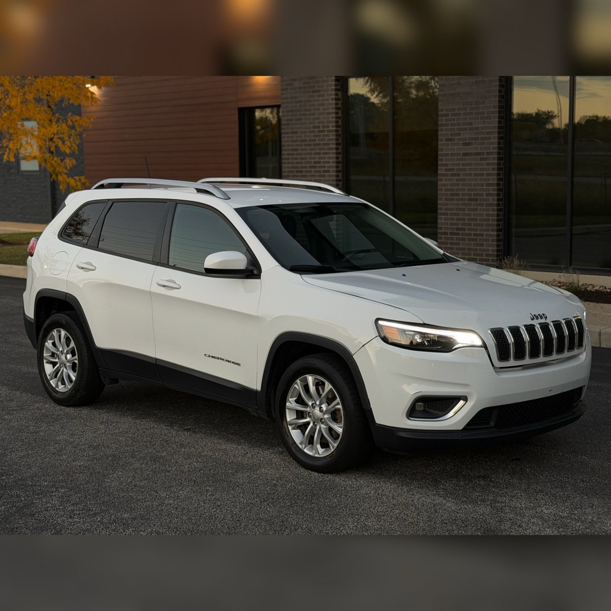 Used 2020 Jeep Cherokee Latitude FWD image 1