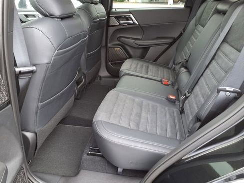 New 2025 Mitsubishi Outlander SE image 8