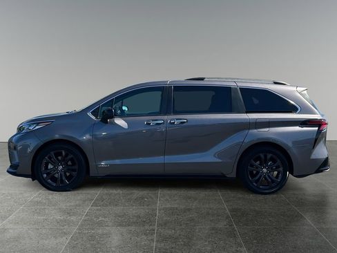 Used 2021 Toyota Sienna XSE w/ XSE Plus Package FWD image 4