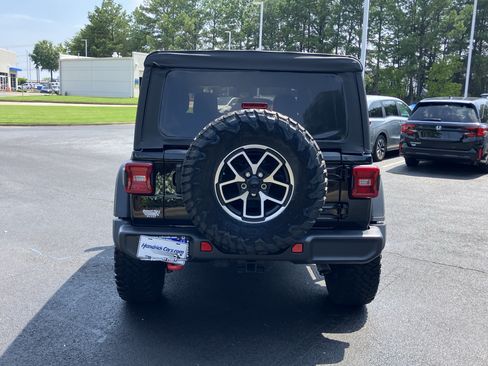 Used 2025 Jeep Wrangler Unlimited Rubicon AWD/4WD image 9