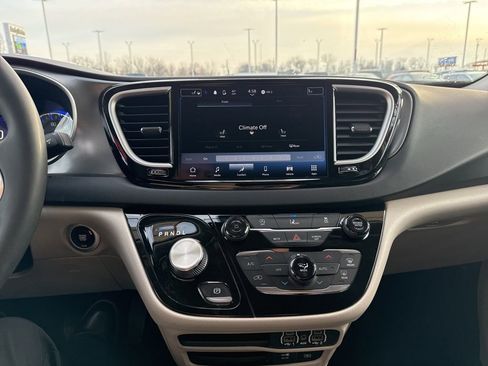 Used 2022 Chrysler Pacifica Touring-L image 13