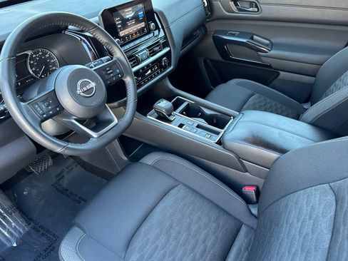 Used 2025 Nissan Pathfinder SV FWD image 11