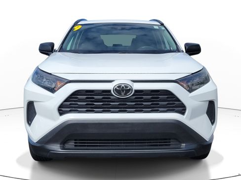 Used 2019 Toyota RAV4 LE image 2
