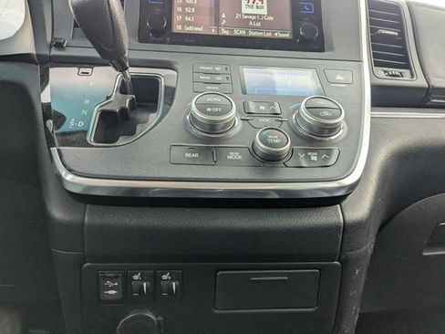 Used 2016 Toyota Sienna SE image 14