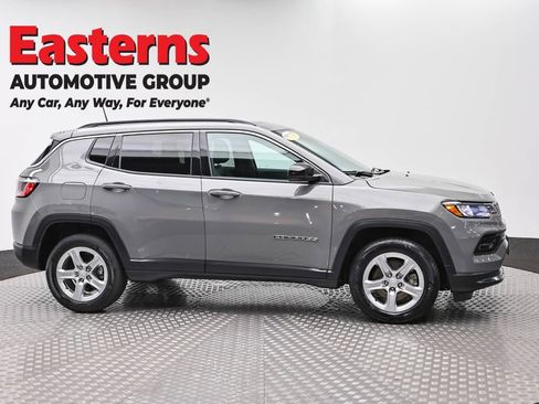 Used 2023 Jeep Compass Latitude w/ Sun and Sound Group AWD/4WD image 4