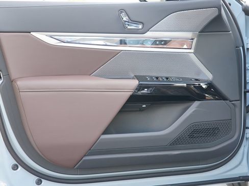 New 2026 BMW 740i w/ Premium Package RWD image 9